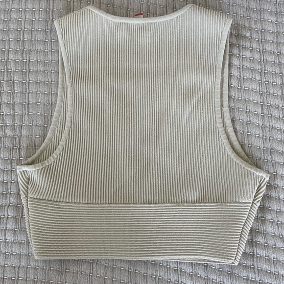 Aritzia Babaton Sculpt Knit Crop Top - Picture 3 of 4